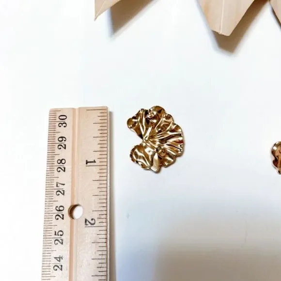 Half leaf stud earrings in gold #200 - Picture 4 of 5